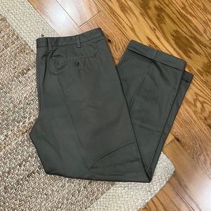 Men’s Izod Sz 42/32 Olive Green Khakis